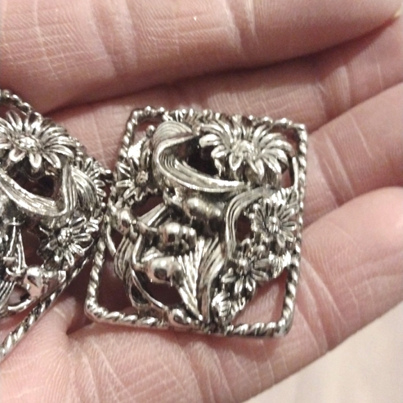 VINTAGE 60s SARAH COVENTRY SILVER-TONE LARGE SQUARE FLORAL CLIP-ON 1.3" EARRINGS - Picture 7 of 9